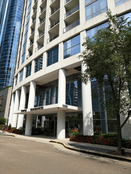 Building Photo - 1235 S Prairie Ave