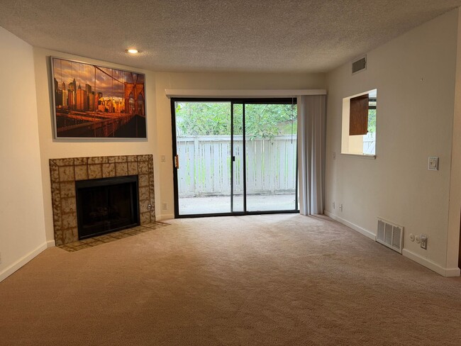 Building Photo - 1670 Sqft. 3 Bedroom, 2 Bath Gated Townhome for Rent in Citrus Heights.