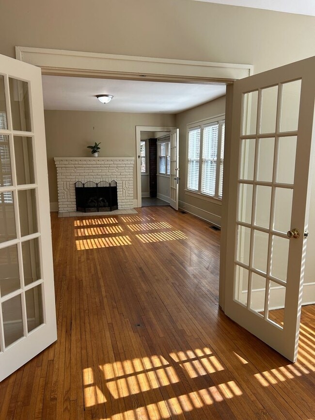 Building Photo - Central AVL - Beautifully Restored and Updated Apartment