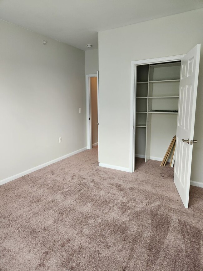 Building Photo - Bright Two Bedroom Condo