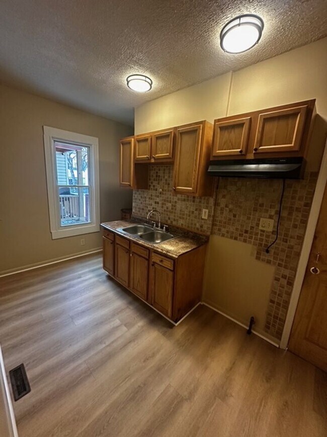 Building Photo - 207 Kenwood Ave