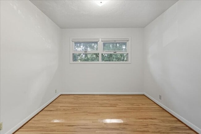 Building Photo - West Slope Charmer With Hardwood Floor - W...