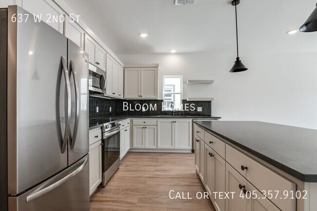 Building Photo - 637 W 2nd St