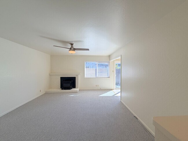 Building Photo - Newly Refreshed 3BD/2BA Home with Spacious Living Areas