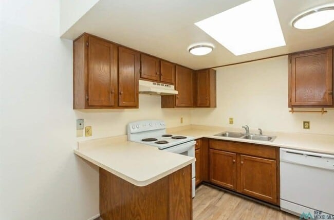 Building Photo - 1009 W Poe St