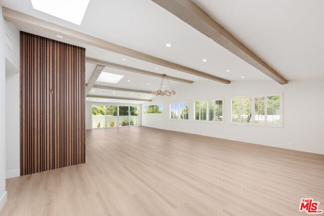 Building Photo - 1190 Bienveneda Ave