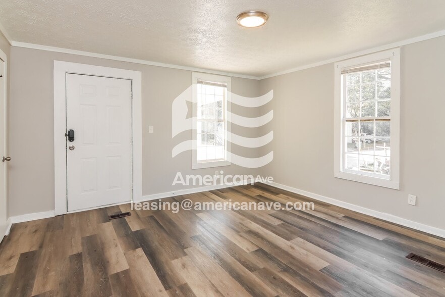 Building Photo - 615 Arthur St