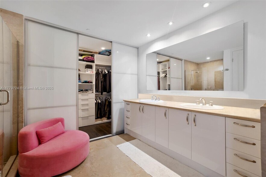 Building Photo - 5959 Collins Ave