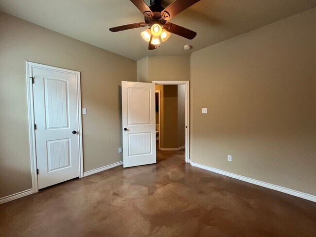 Building Photo - 4 Bedroom Single Family Home:  Available Now!