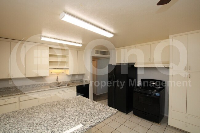 Primary Photo - 2419 W Diana Ave