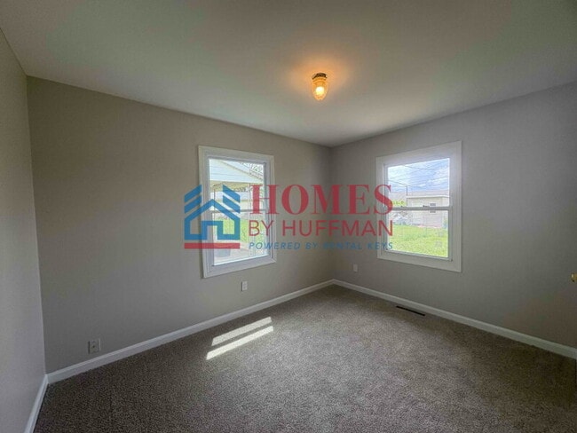 Building Photo - Three Bedroom | 1.5 Bathroom | Garage | Ne...