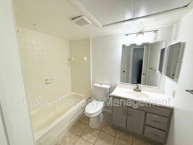 Building Photo - 315 Lakepointe Dr