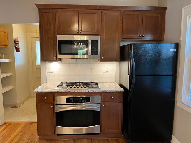 Building Photo - 258 Buckingham Ave