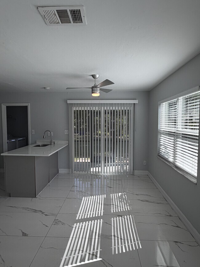 Building Photo - 10280 Carolina St