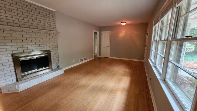 Building Photo - Charming 3-Bed, 2-Bath Ranch in Prime Atlanta Location