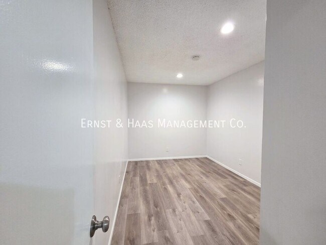 Building Photo - 904 S Kenmore St