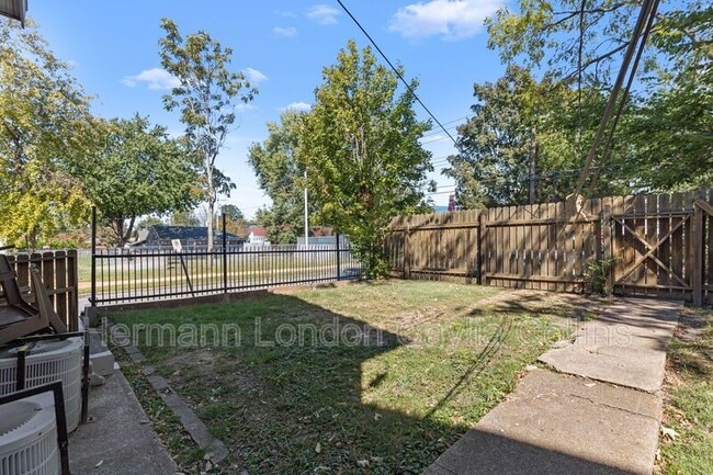 Building Photo - 6916 Moellenhoff St