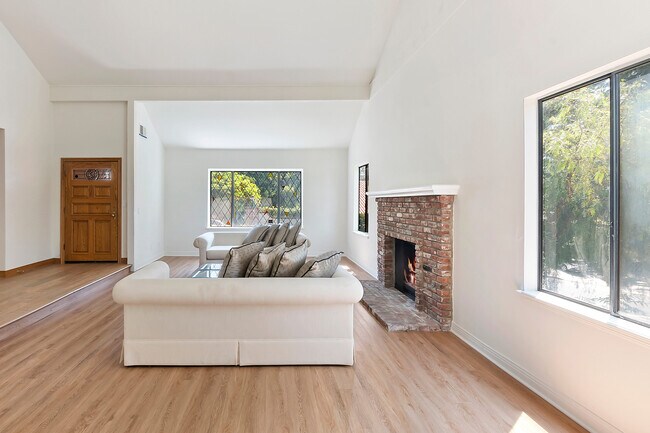 Building Photo - 3009 Nicada Dr