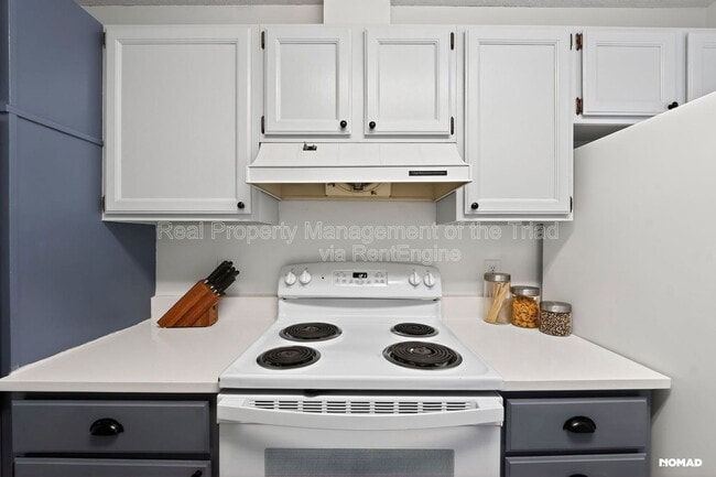 Building Photo - 201 Oakwood Ct