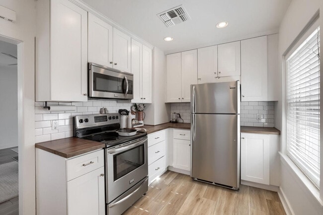 Building Photo - 2026 North 23rd Pl