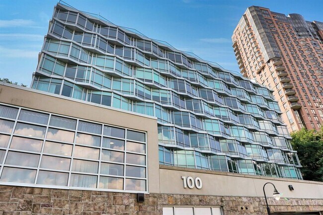 Building Photo - 100 Thompson Ln
