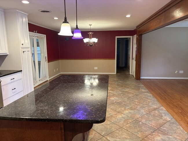 Building Photo - 718 Joryne Dr