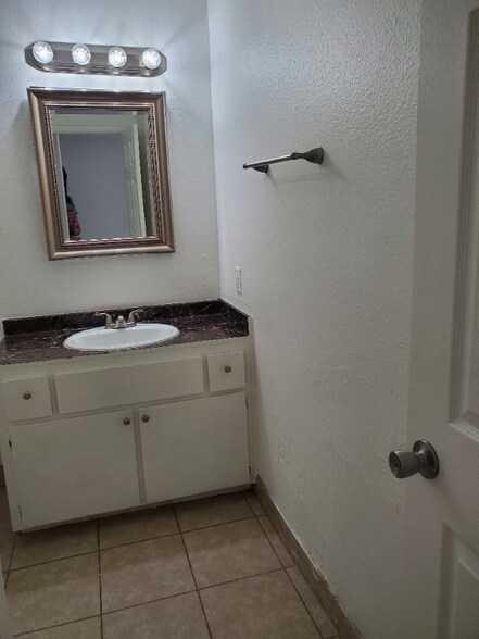 Building Photo - 1008 Willow Tree Dr