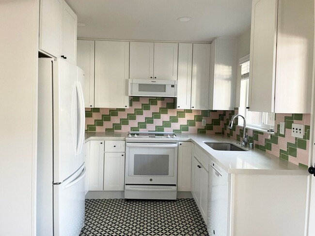 Building Photo - Remolded Mid-Town / South-West location wi...