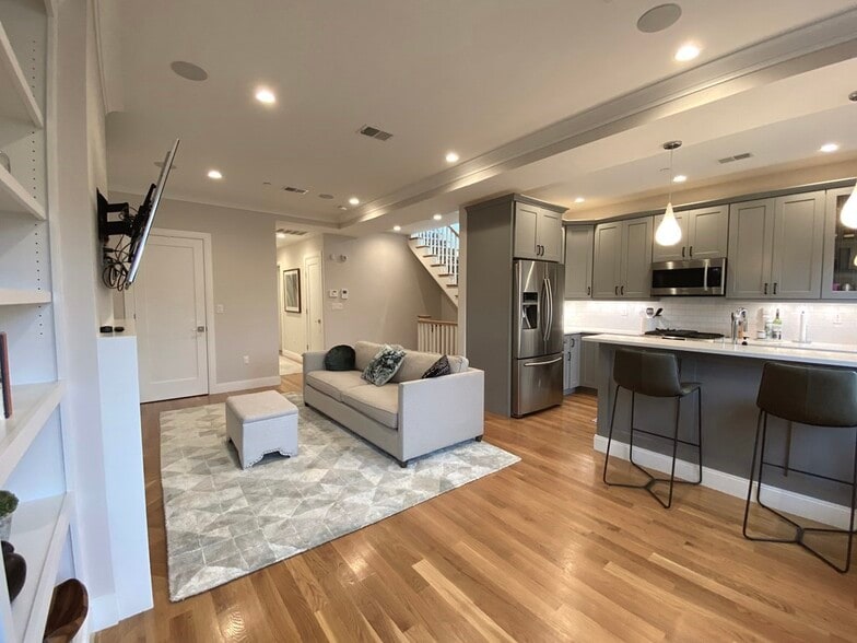 Building Photo - 362 Bunker Hill St