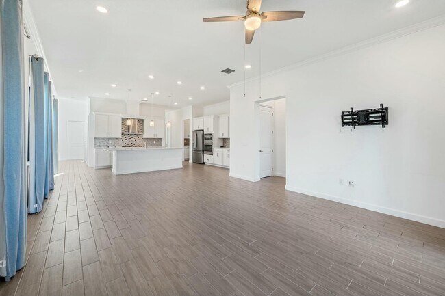 Building Photo - 601 SE Fascino Cir