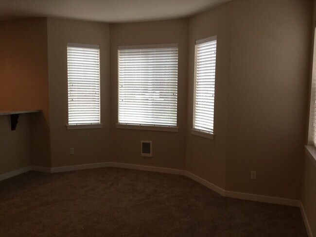 Building Photo - 1663 Burnside Pl