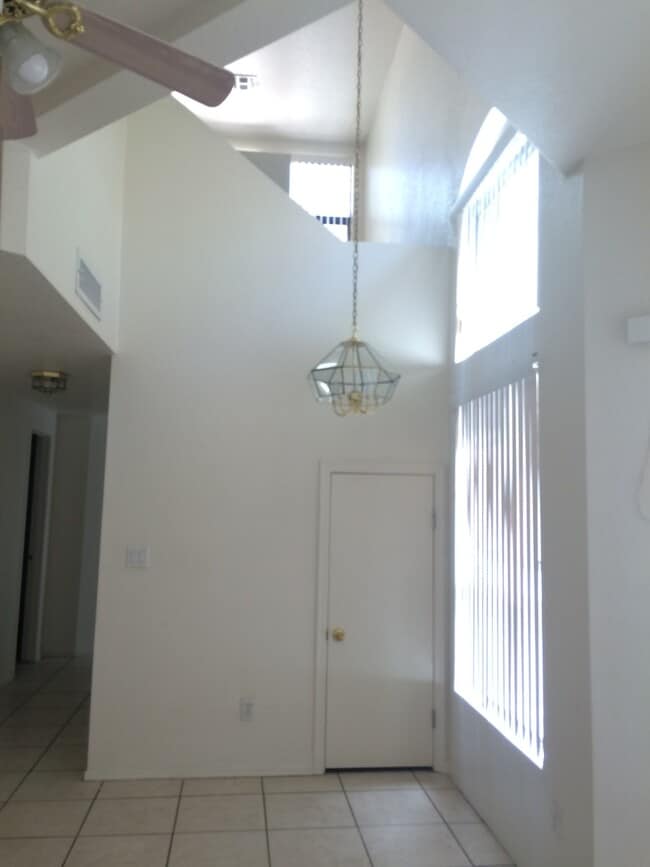 Building Photo - Under Market Rate! 3 bedroom 2 bath Townho...