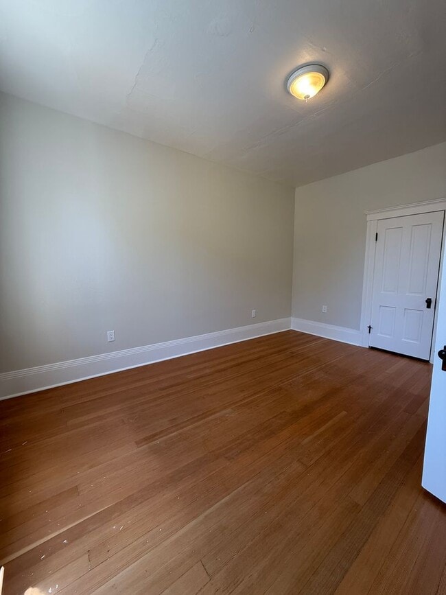 Building Photo - 2 Bedroom, 1 bathroom second floor apartme...