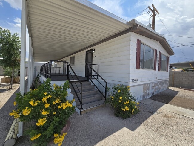 Primary Photo - 220 Hopi Ln
