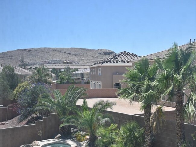 Building Photo - 4 bedroom + den in prestigious guard gated...