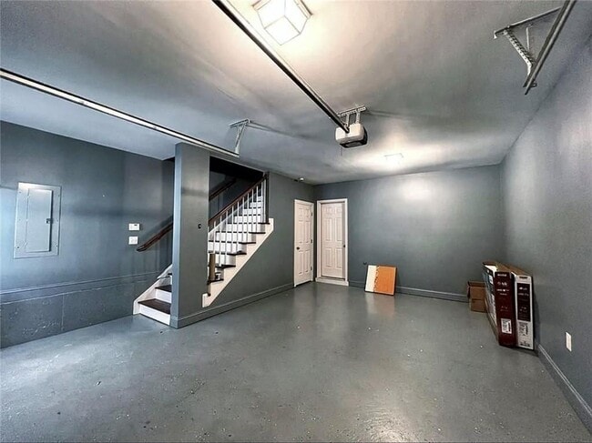 Building Photo - 634 Irwin St NE