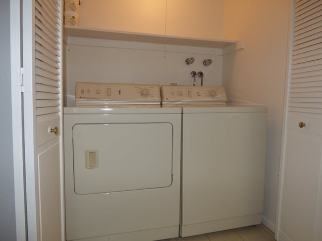 Building Photo - Spacious 2BR/2.5BA in Lakewood!