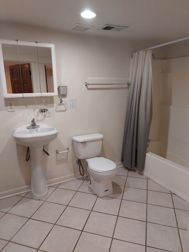 Building Photo - College Housing - 4 bedrooms