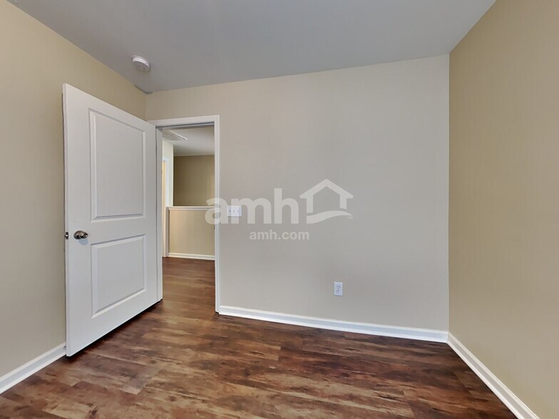 Building Photo - 577 English Oak Cir