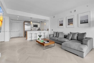 Building Photo - 1300 Brickell Bay Dr