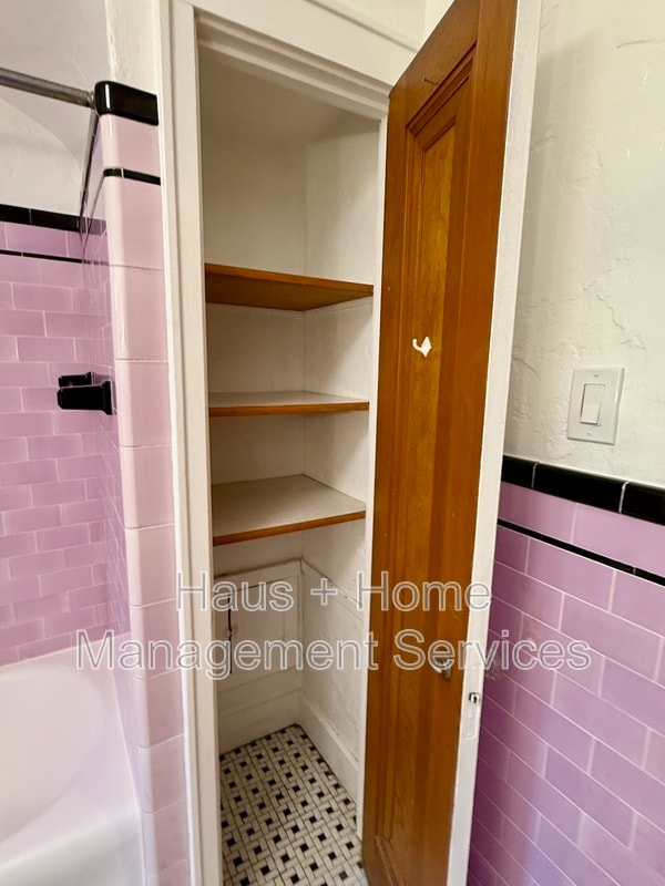Building Photo - 544 James St