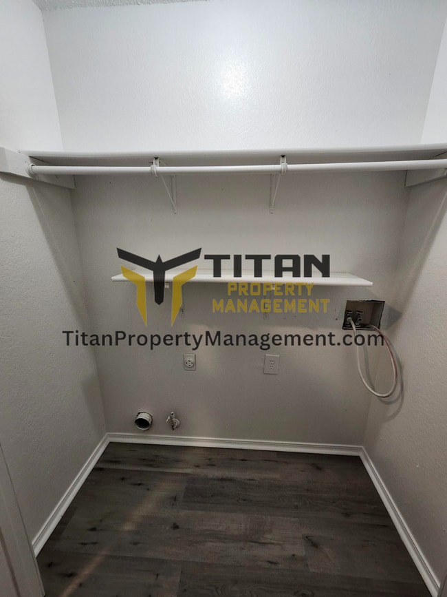 Building Photo - 3b/2b house