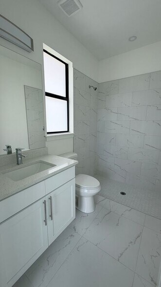 Building Photo - 496 Loretta Ave S