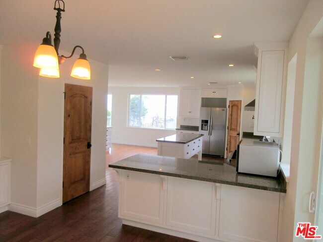 Building Photo - 7012 Birdview Ave