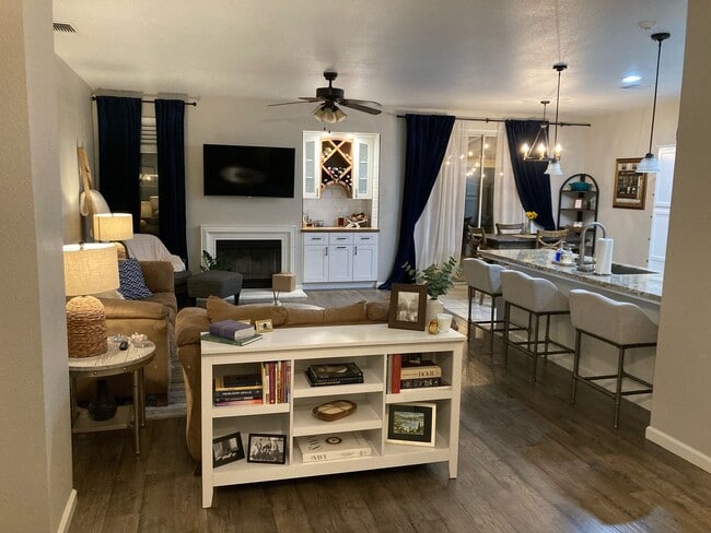 Building Photo - Charming 3 bedroom 2 bathroom home located...