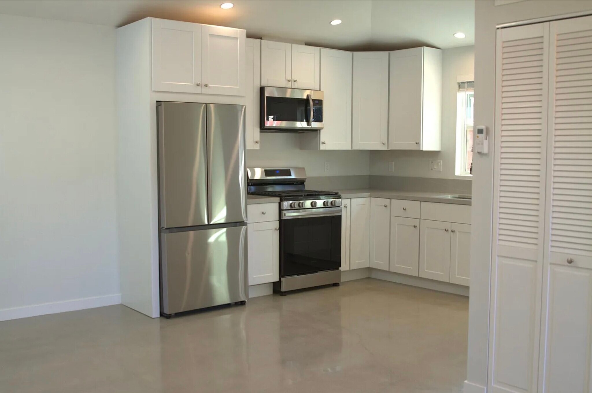 Building Photo - 5246 Canoga Ave