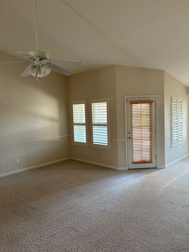 Building Photo - 3 Bedroom 2 Bath Home