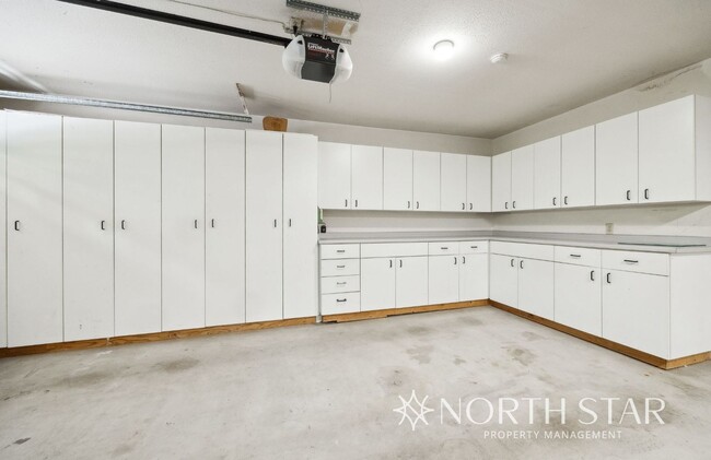 Building Photo - Stunning Lake Oswego Home with Space for E...