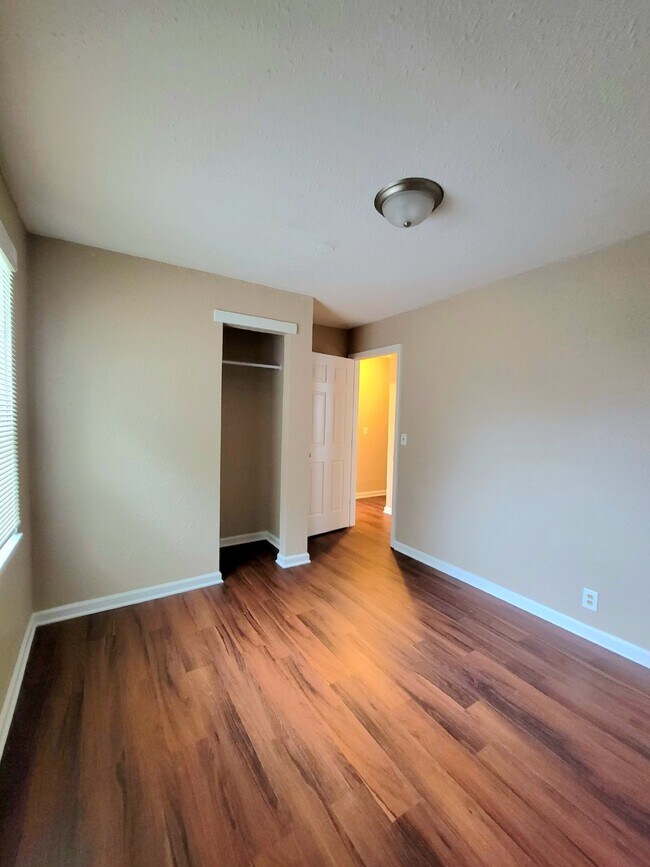 Building Photo - Section 8 Approved! 1 bedroom 1 bathroom w...