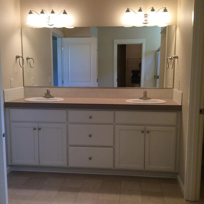 Building Photo - Amazing 3 bedroom home